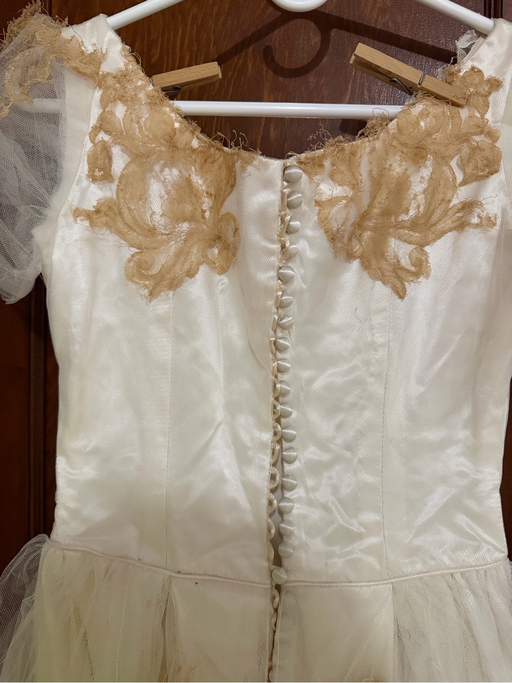 Vintage wedding dress with matching gloves and headpiece - Picture 3 of 8